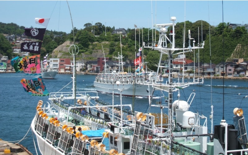 写真：漁船が集う能登の港町風景