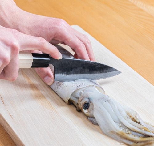 写真：イカ割き包丁でイカを捌くイメージ