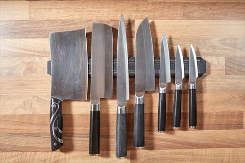Uses and features of kitchen knives